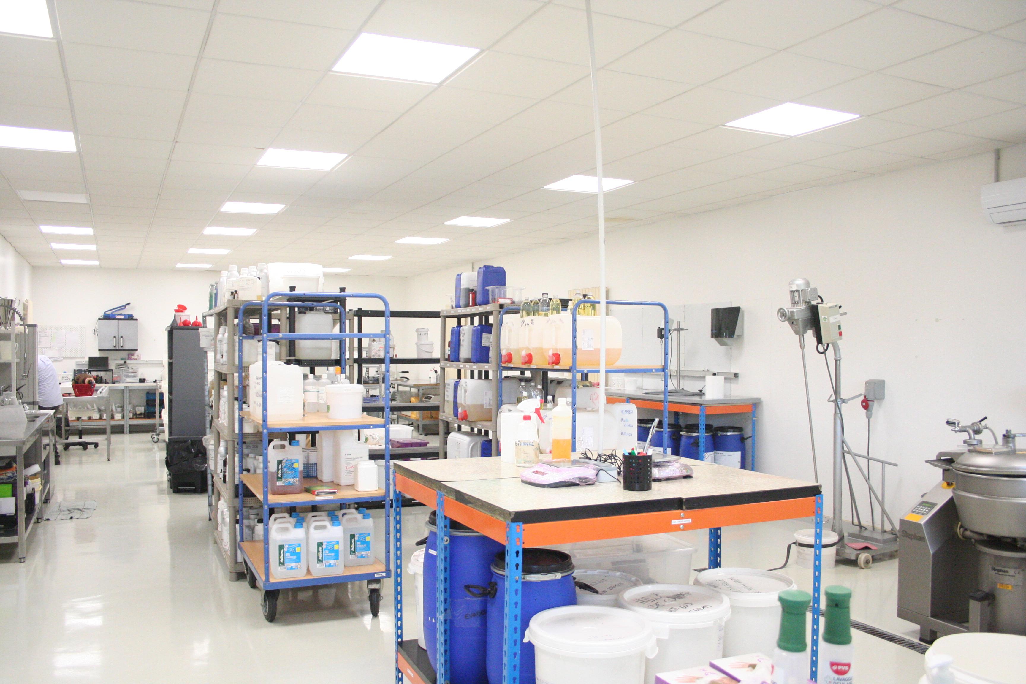 Photo de l'extérieur du laboratoire vu de la rue